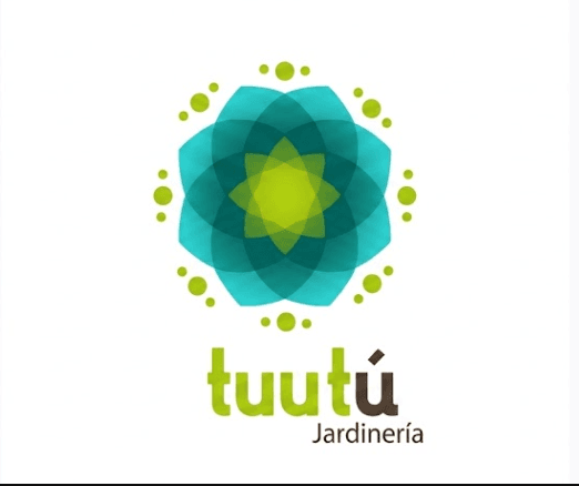 Equipo de Tuutú trabajando en un jardín